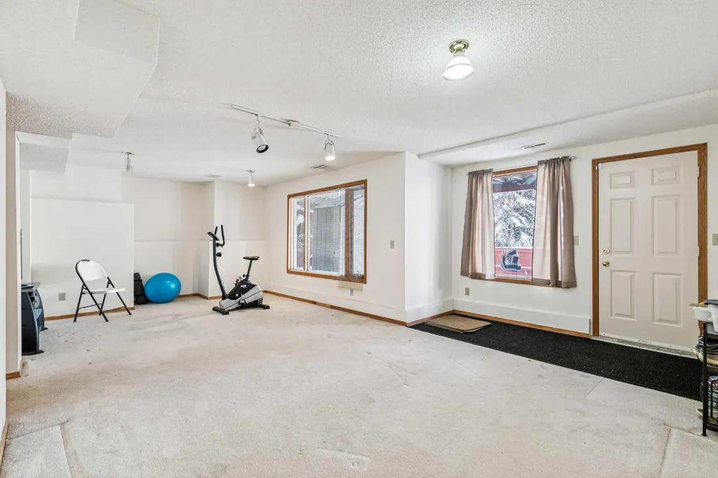 20 Macewan Ridge View NW Calgary AB T3K 3W2