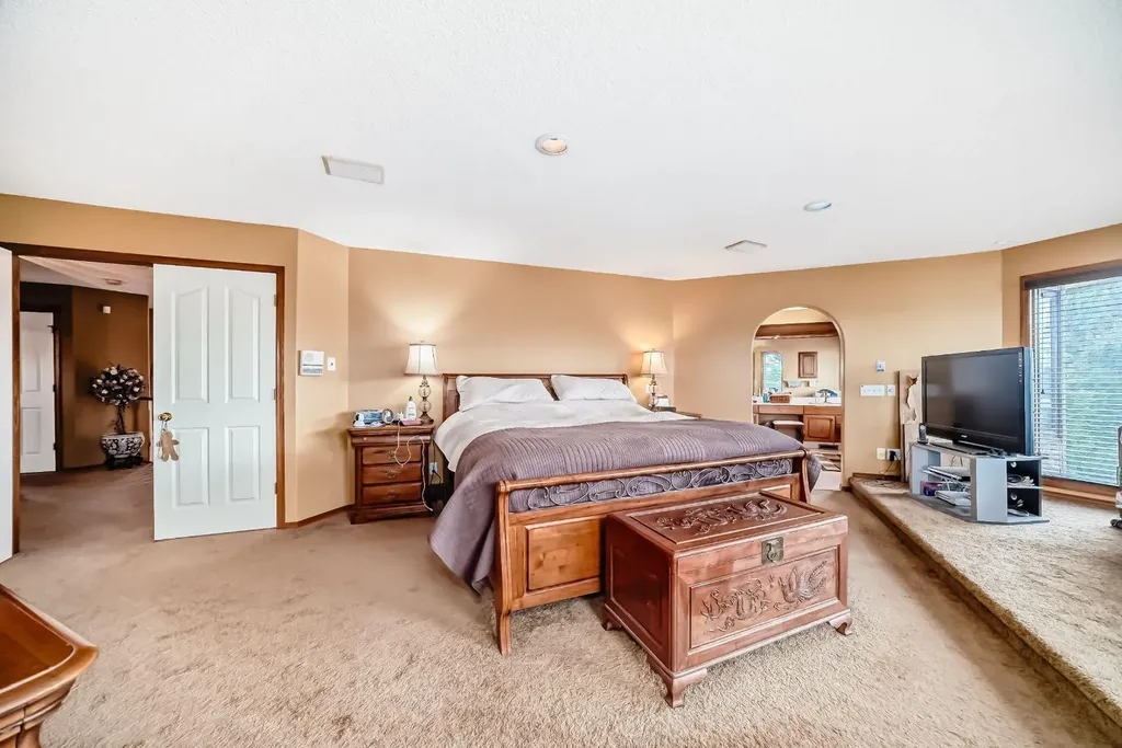 448 Mckenzie Lake Bay SE Calgary AB T2Z 2H4
