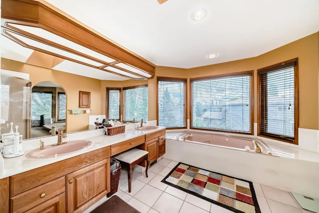 448 Mckenzie Lake Bay SE Calgary AB T2Z 2H4