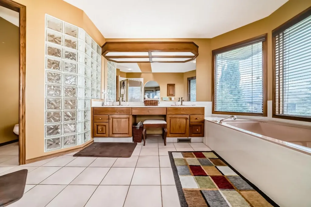 448 Mckenzie Lake Bay SE Calgary AB T2Z 2H4