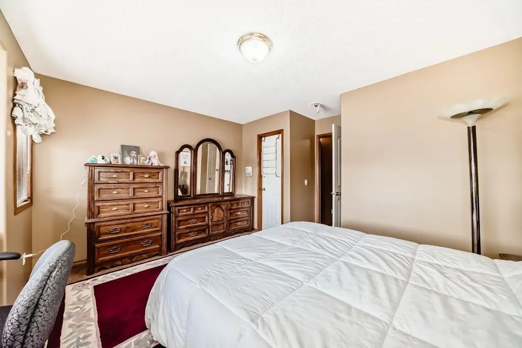 448 Mckenzie Lake Bay SE Calgary AB T2Z 2H4