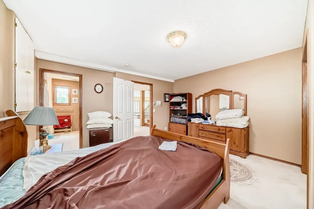 448 Mckenzie Lake Bay SE Calgary AB T2Z 2H4