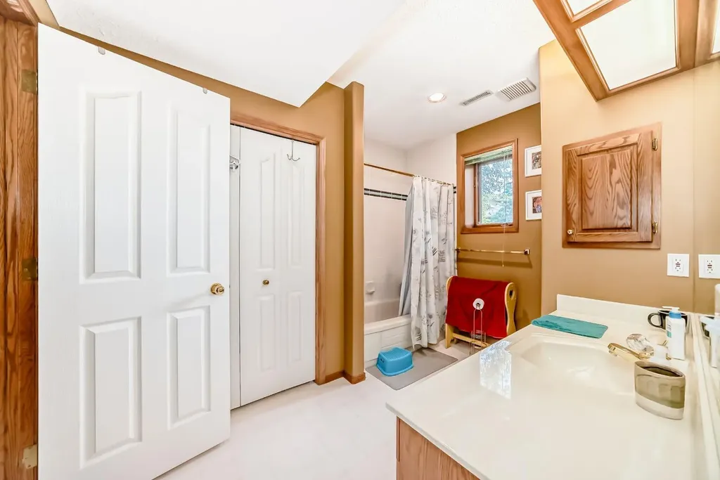 448 Mckenzie Lake Bay SE Calgary AB T2Z 2H4