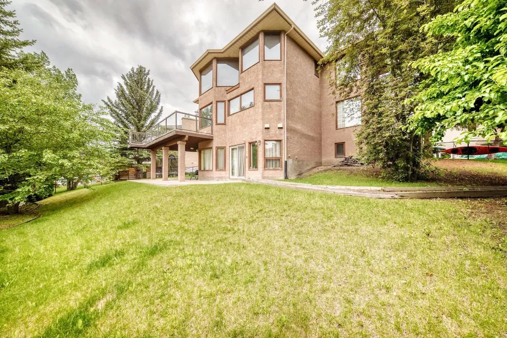 448 Mckenzie Lake Bay SE Calgary AB T2Z 2H4