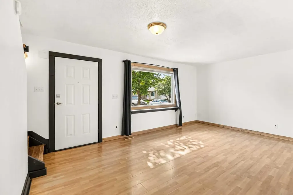 35 Nash Street Red Deer AB T4P 1X9
