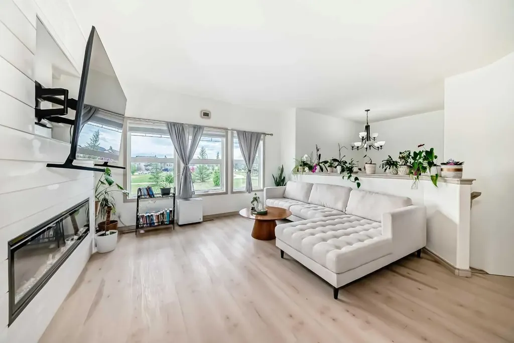 19 Charles Avenue Red Deer AB T4P 0L8