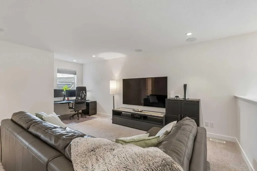 35 Mahogany Park SE Calgary AB T3M 2J9