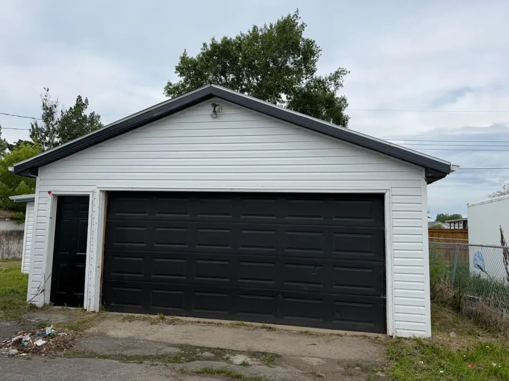 9908 103 Avenue Clairmont AB T8X4B5