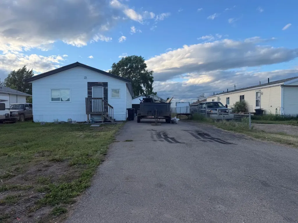 9908 103 Avenue Clairmont AB T8X4B5