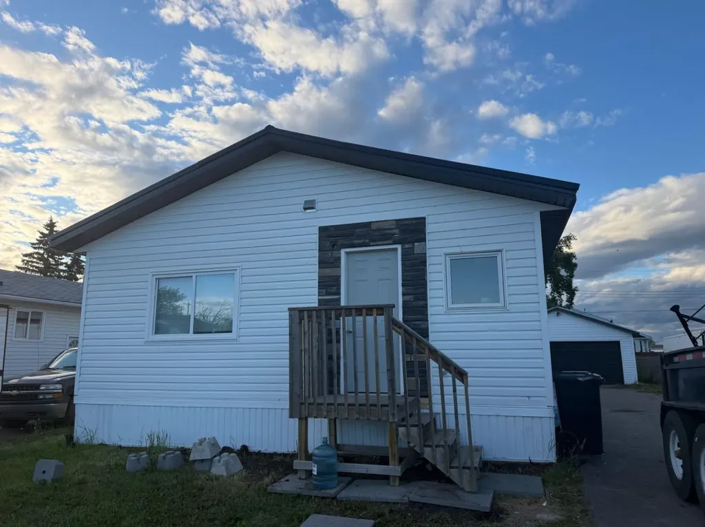 9908 103 Avenue Clairmont AB T8X4B5