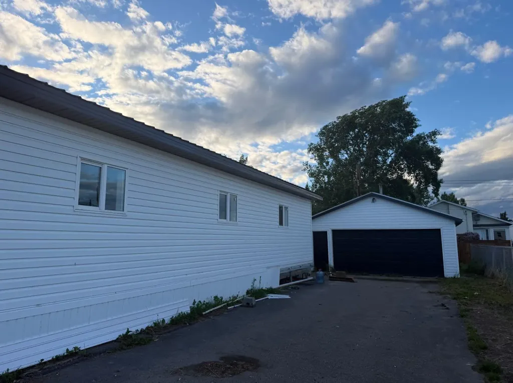 9908 103 Avenue Clairmont AB T8X4B5