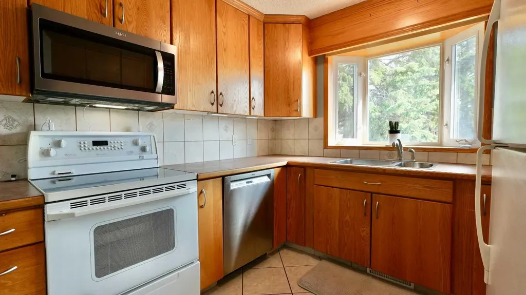 9714 77 Avenue Peace River AB T8S 1C9