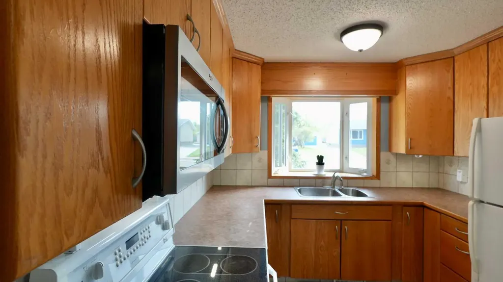 9714 77 Avenue Peace River AB T8S 1C9