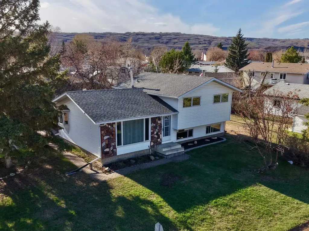 9714 77 Avenue Peace River AB T8S 1C9