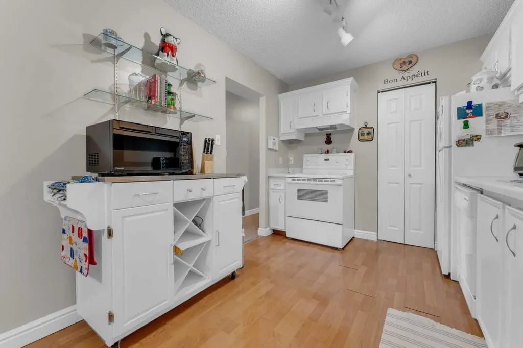2703 79 Street Edmonton AB T6K 3Z6