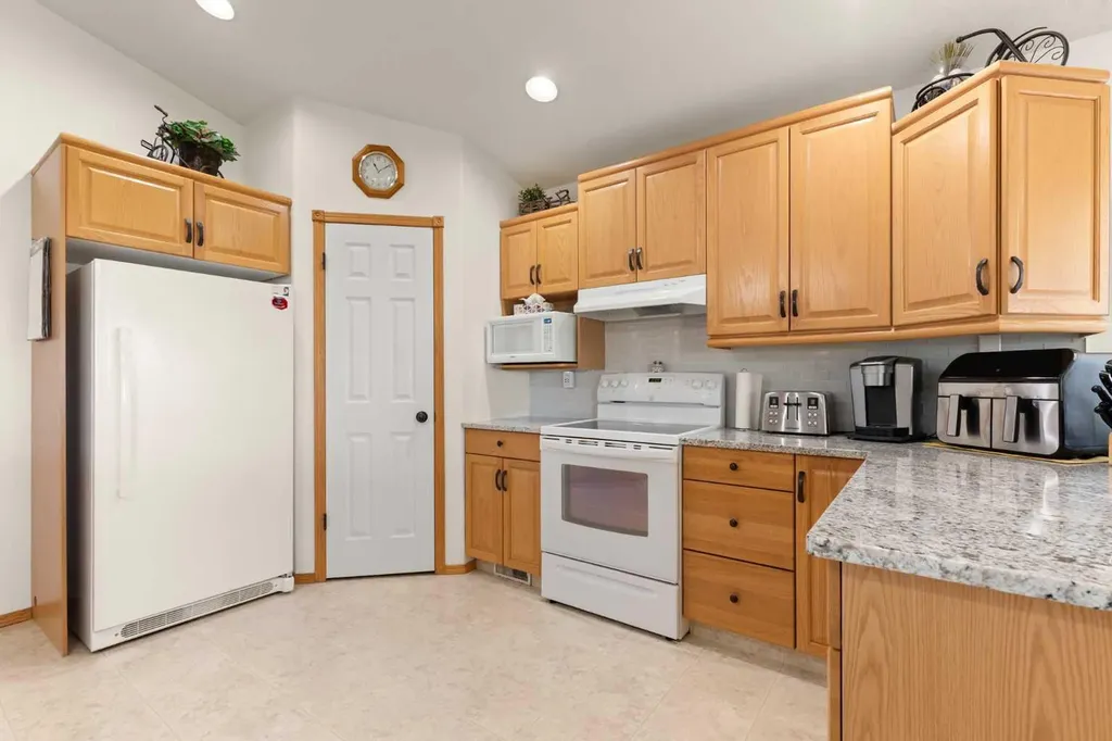18 Riverview Drive SE Redcliff AB T0J2P0
