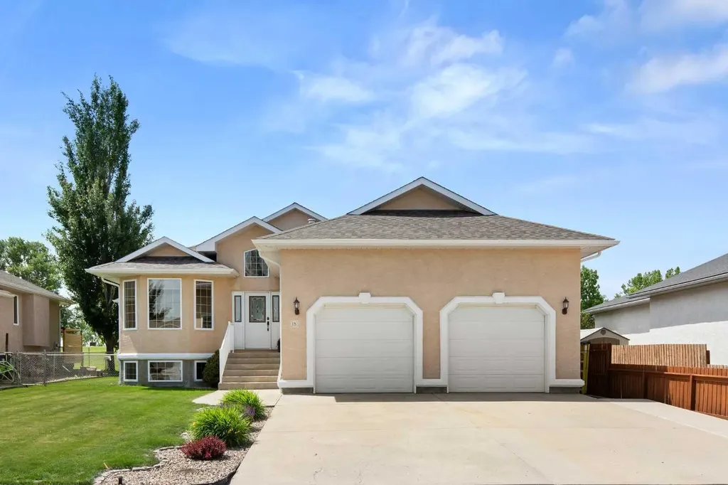 18 Riverview Drive SE Redcliff AB T0J2P0