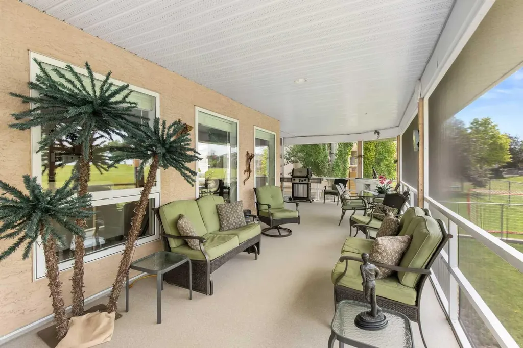 18 Riverview Drive SE Redcliff AB T0J2P0