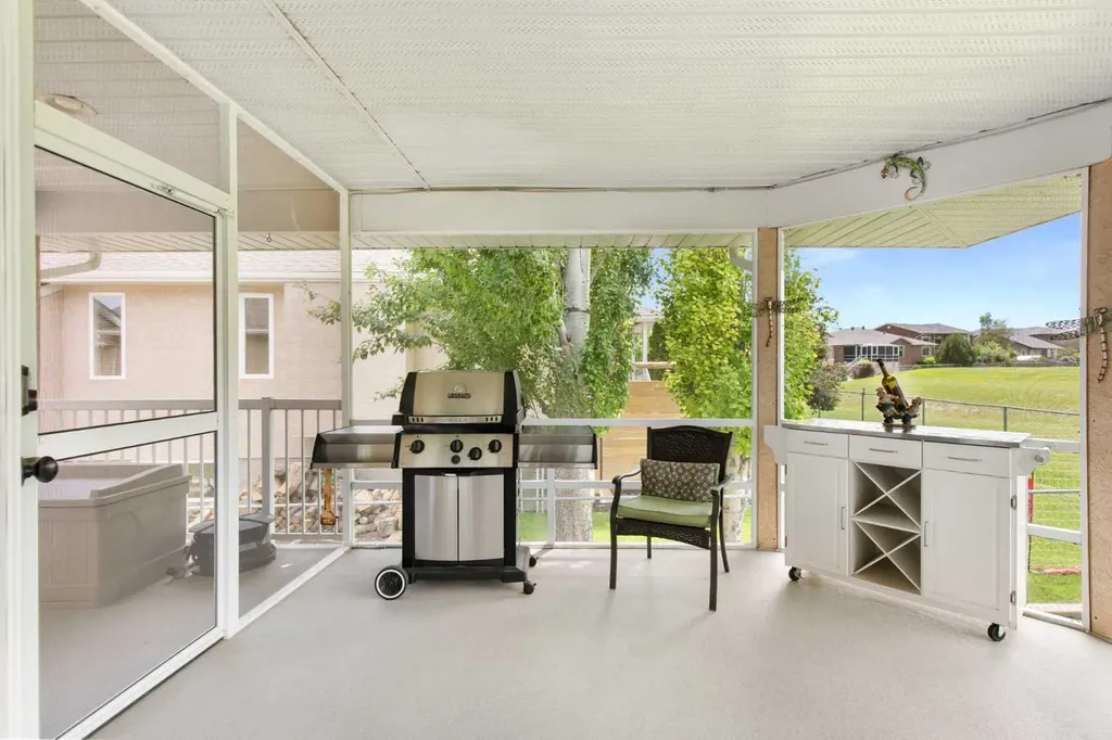 18 Riverview Drive SE Redcliff AB T0J2P0