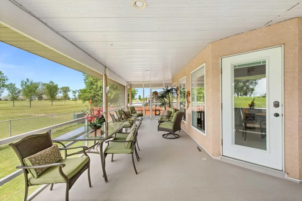 18 Riverview Drive SE Redcliff AB T0J2P0