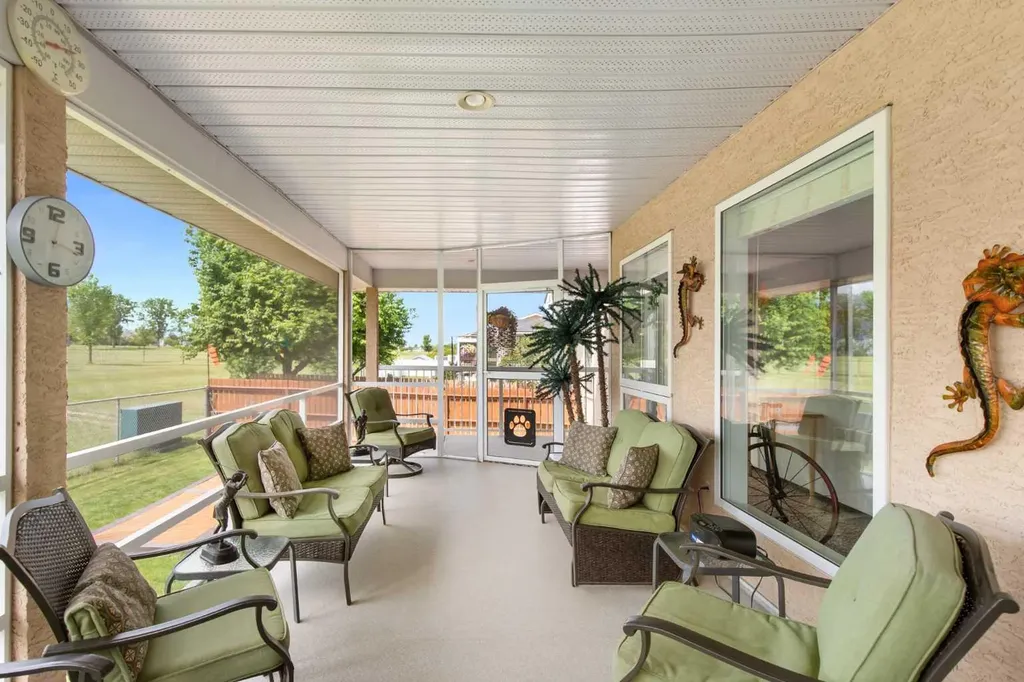 18 Riverview Drive SE Redcliff AB T0J2P0