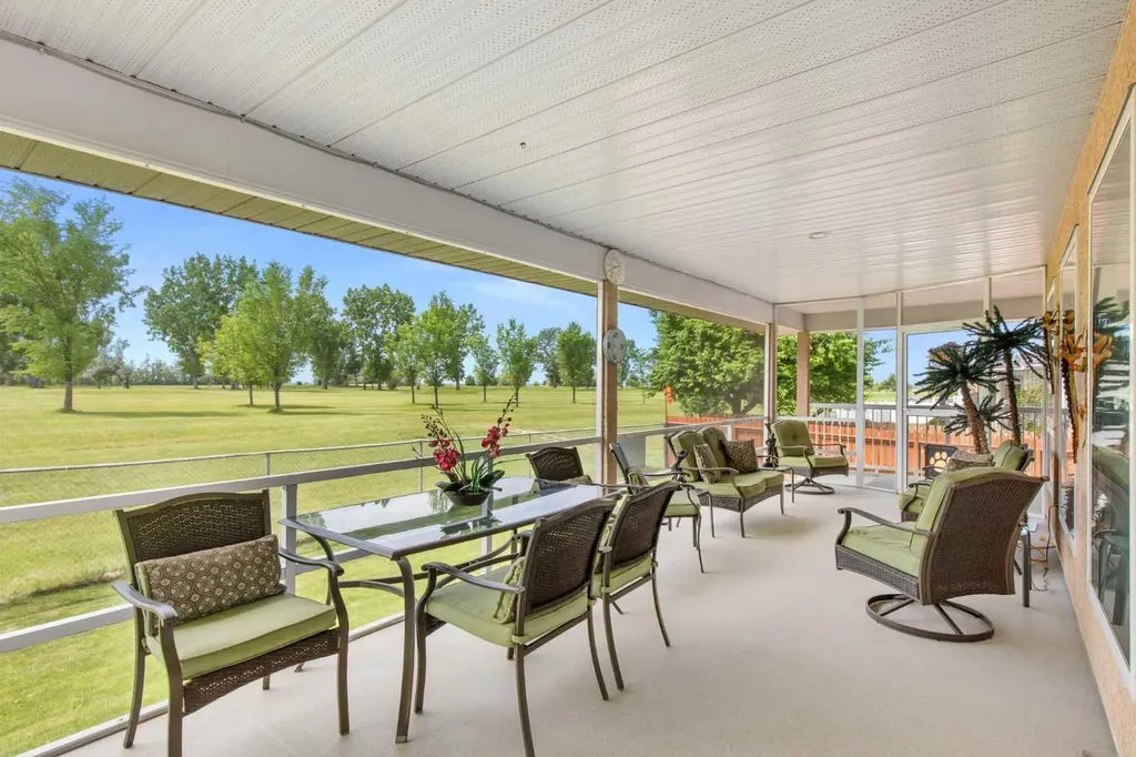18 Riverview Drive SE Redcliff AB T0J2P0