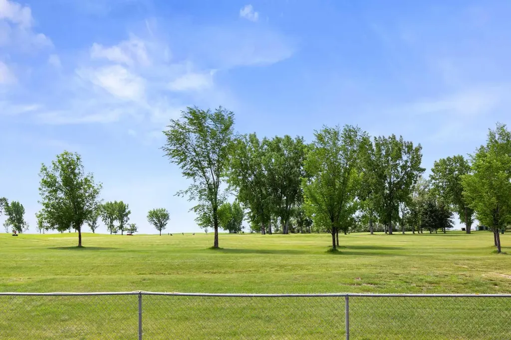 18 Riverview Drive SE Redcliff AB T0J2P0