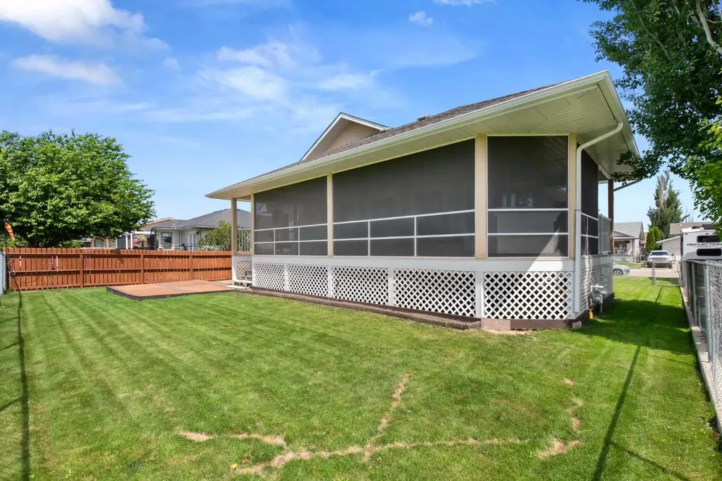 18 Riverview Drive SE Redcliff AB T0J2P0