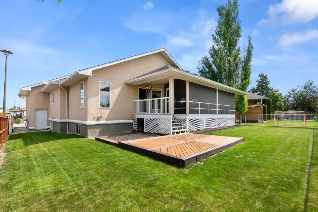 18 Riverview Drive SE Redcliff AB T0J2P0