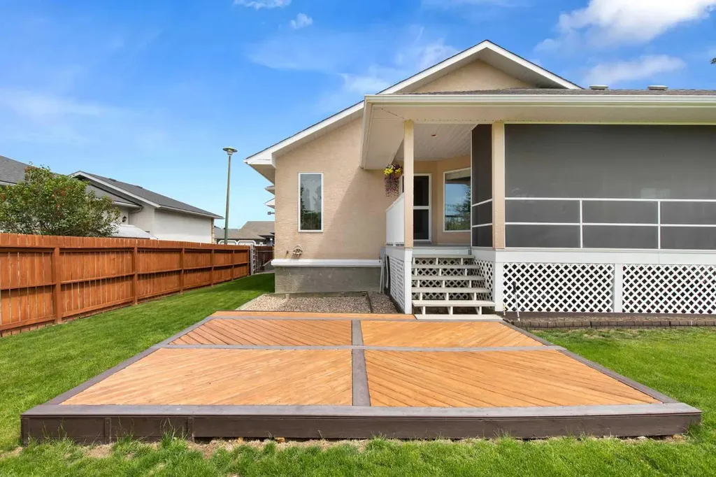 18 Riverview Drive SE Redcliff AB T0J2P0