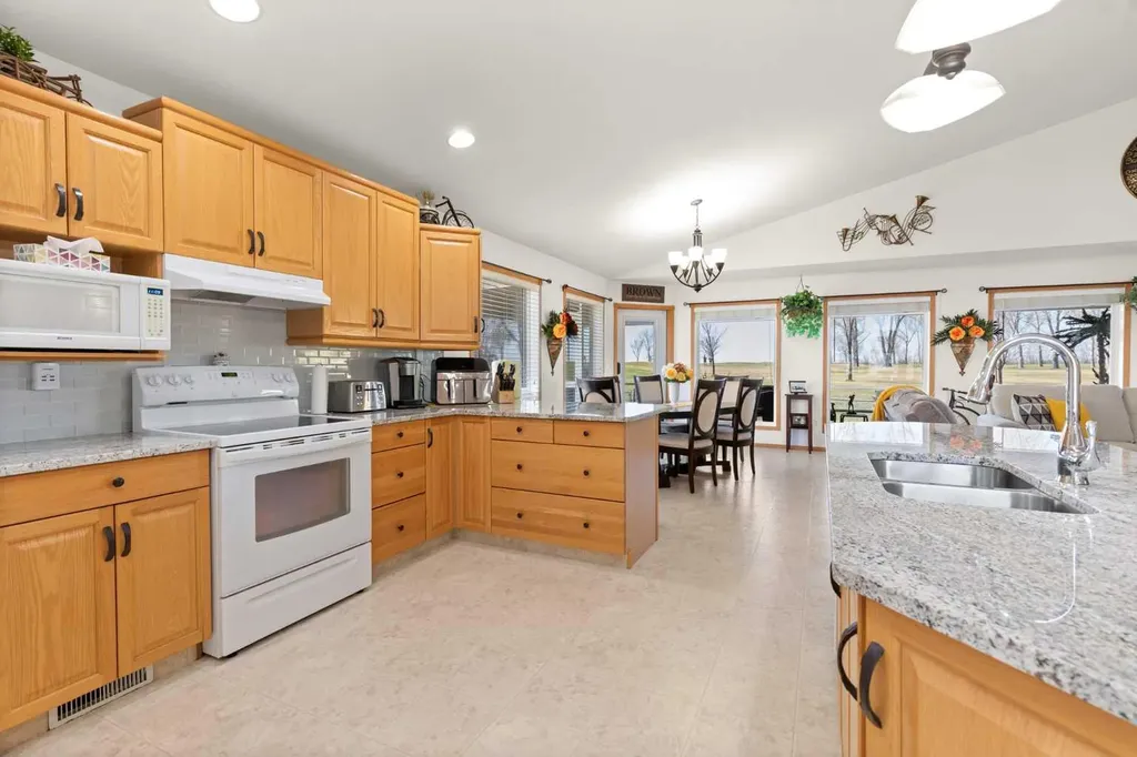 18 Riverview Drive SE Redcliff AB T0J2P0