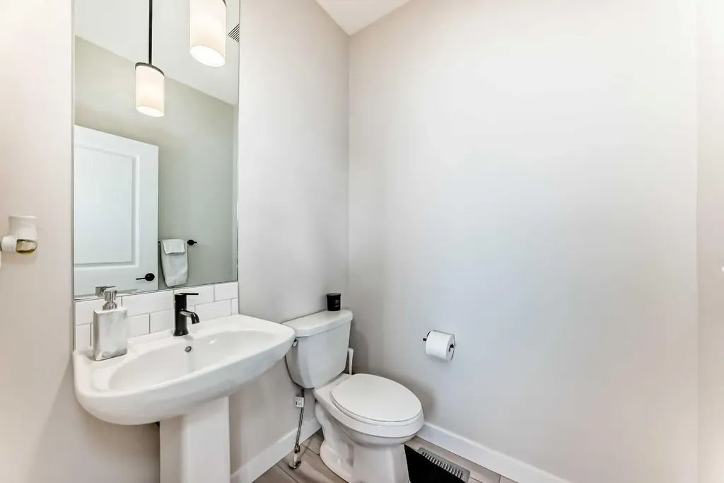 1104 Bayview Gardens SW Airdrie AB T4B 5K4