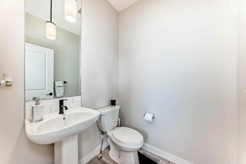 1104 Bayview Gardens SW Airdrie AB T4B 5K4