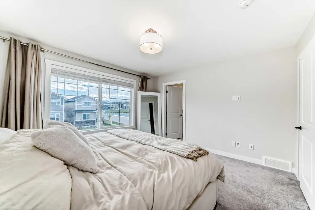1104 Bayview Gardens SW Airdrie AB T4B 5K4
