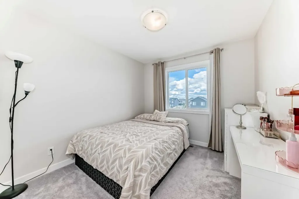 1104 Bayview Gardens SW Airdrie AB T4B 5K4