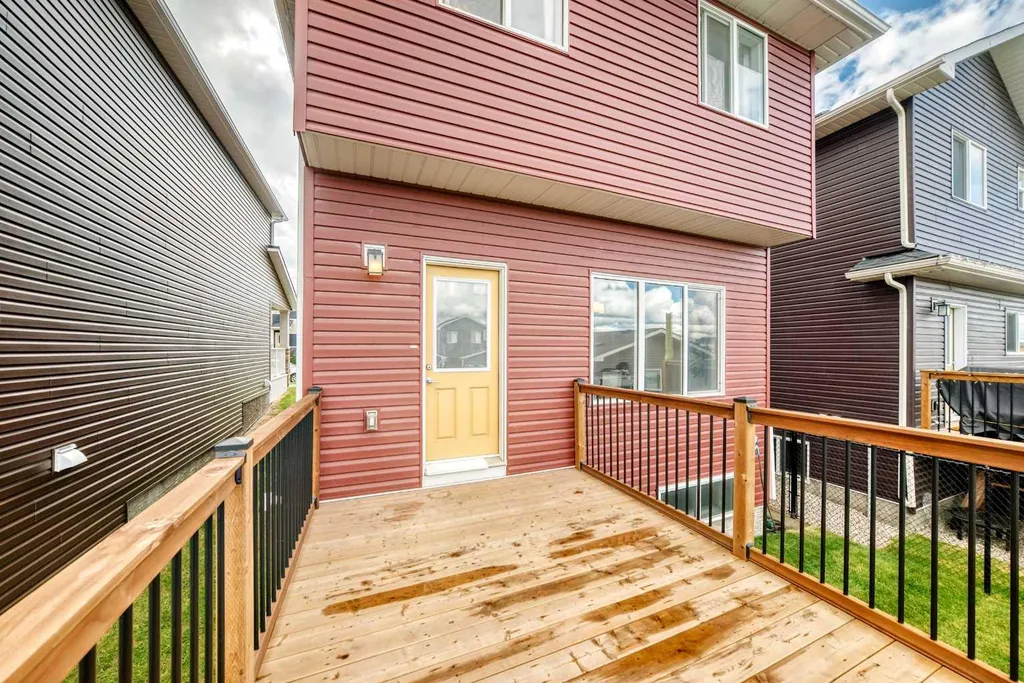 1104 Bayview Gardens SW Airdrie AB T4B 5K4