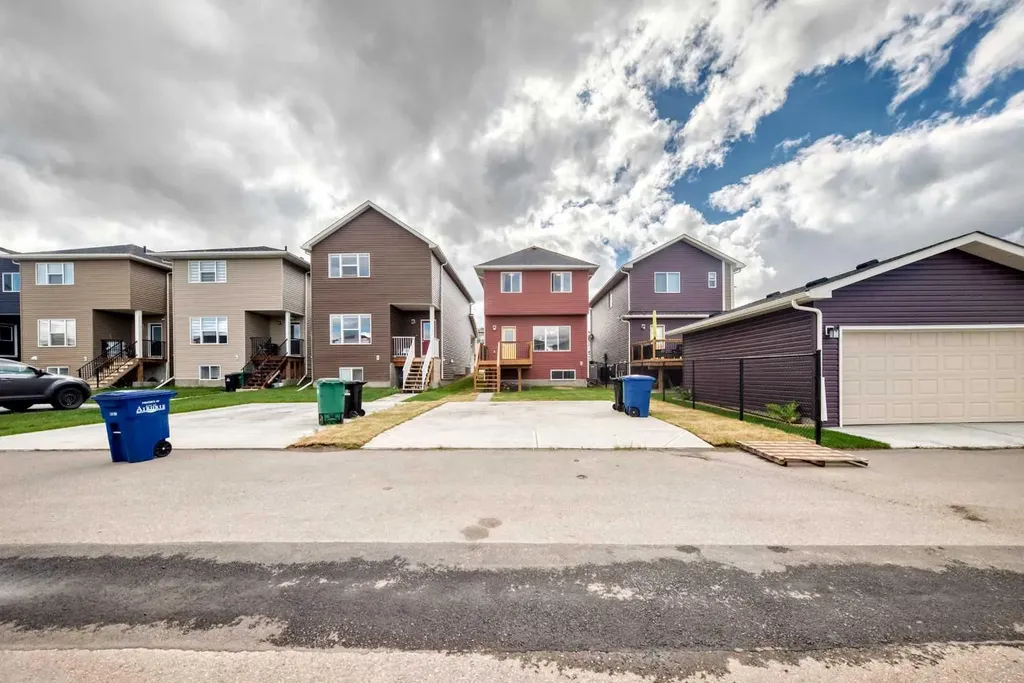 1104 Bayview Gardens SW Airdrie AB T4B 5K4