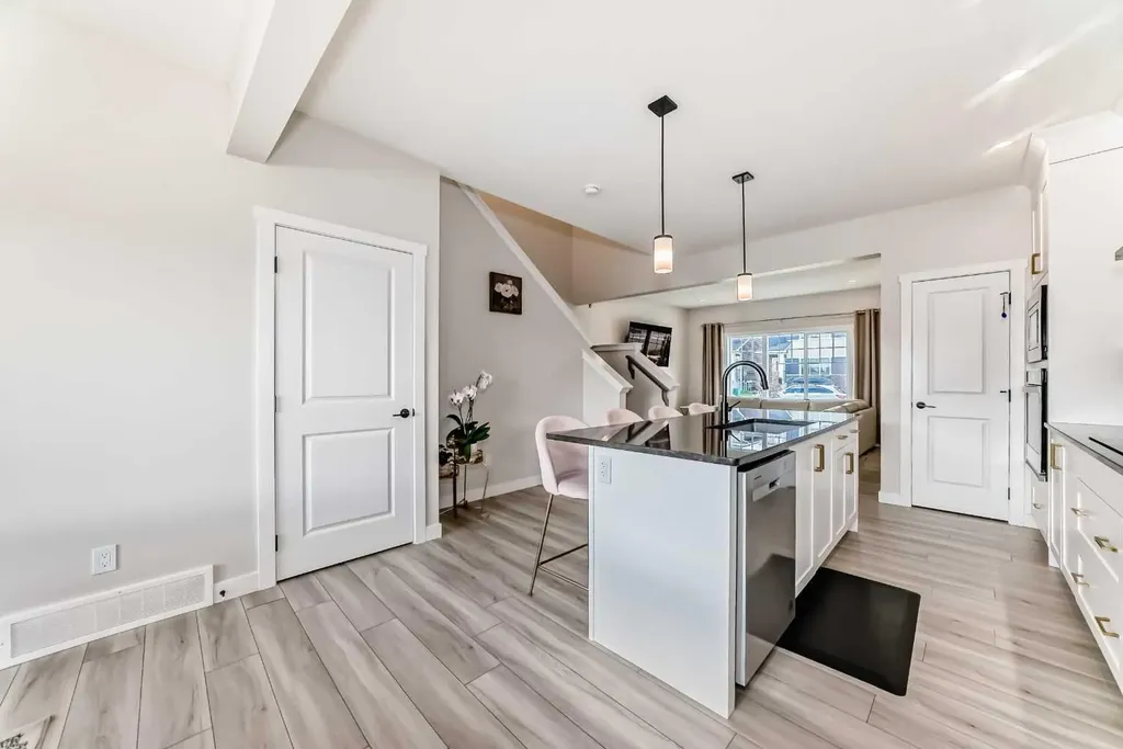 1104 Bayview Gardens SW Airdrie AB T4B 5K4