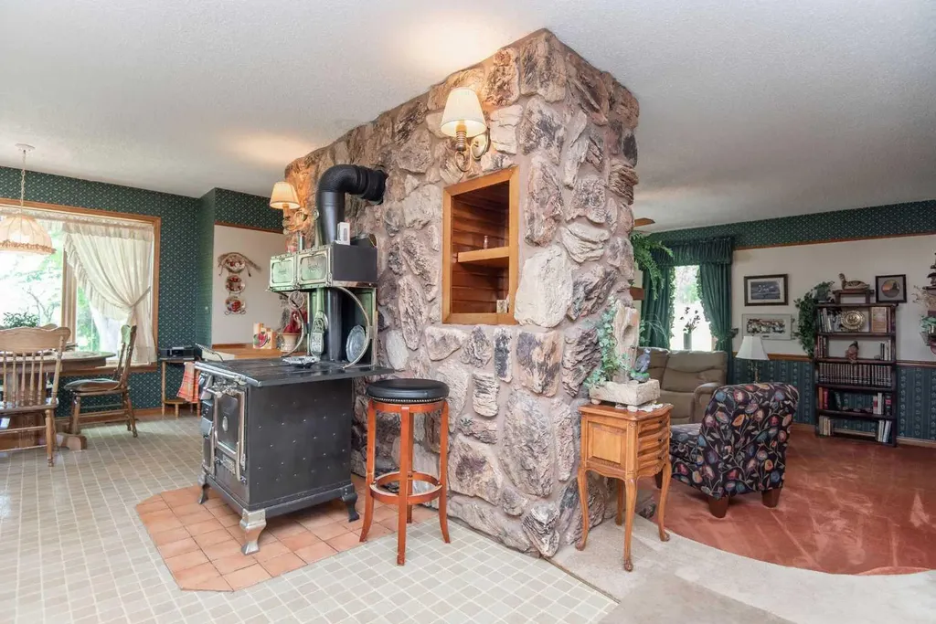 28319 Township Road 384 Rural Red Deer County AB T4S 2A4