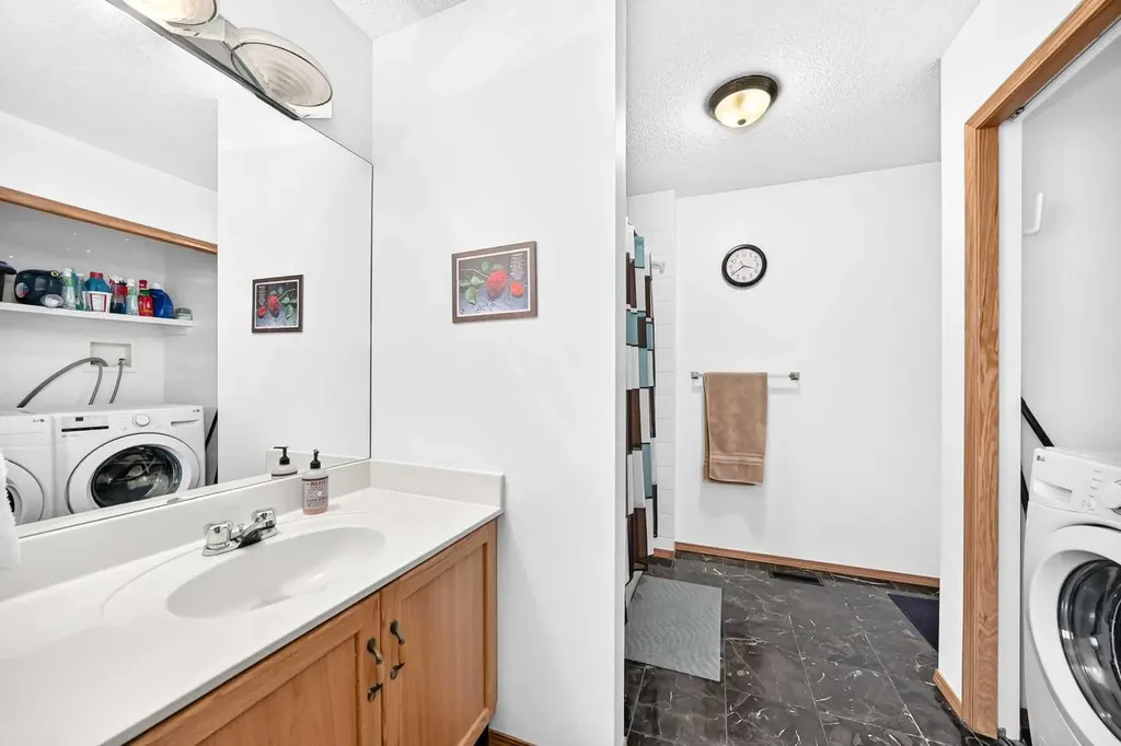 98 Country Hills Heights NW Calgary AB T3K4Y6