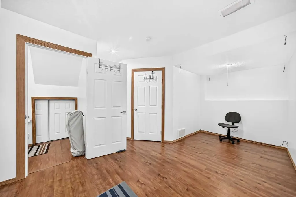 98 Country Hills Heights NW Calgary AB T3K4Y6
