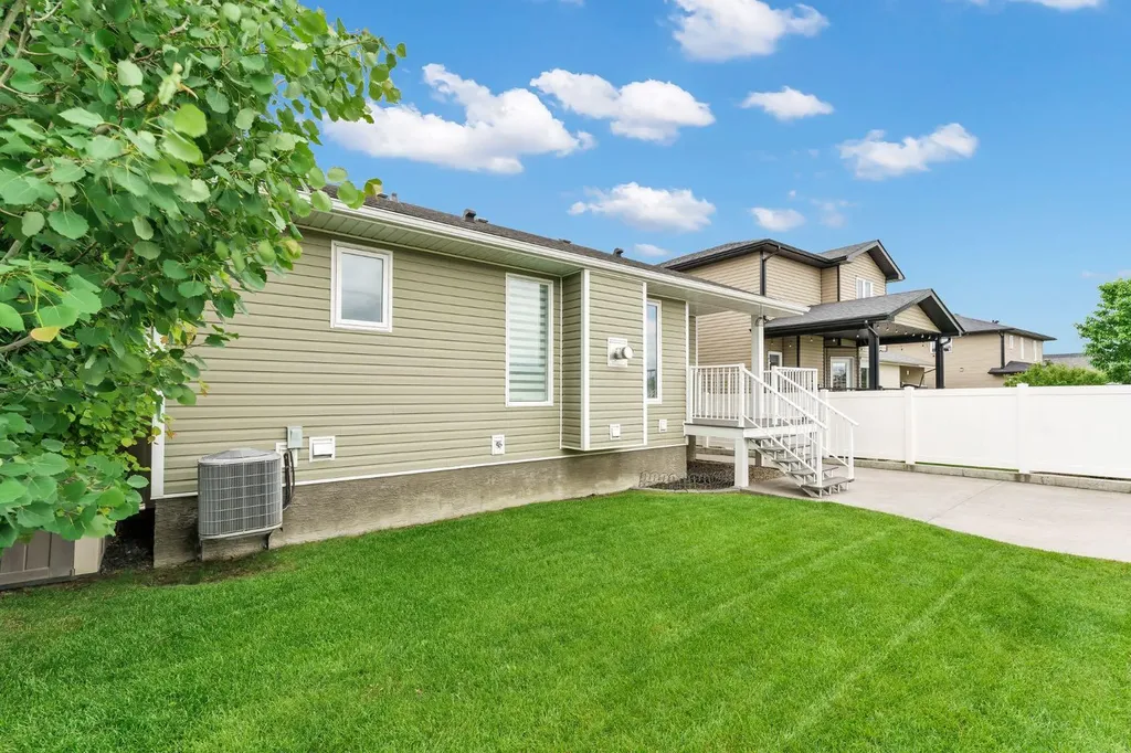 48 Somerside Way SE Medicine Hat AB T1B0M1