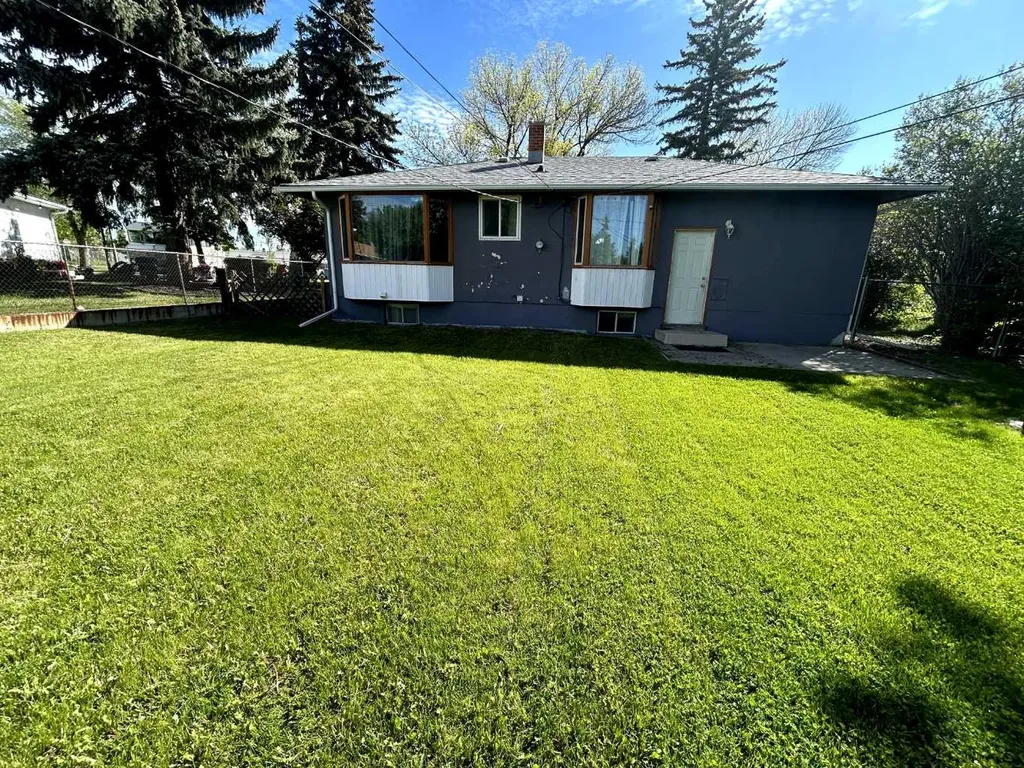 639 Thornhill Drive NW Calgary AB T2K2R9