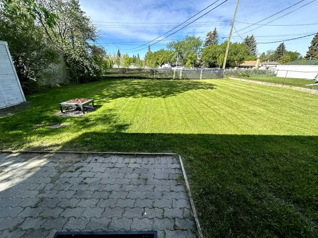 639 Thornhill Drive NW Calgary AB T2K2R9