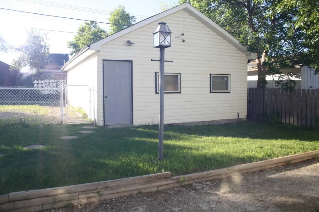 2114 22 Street Nanton AB T0L 1R0