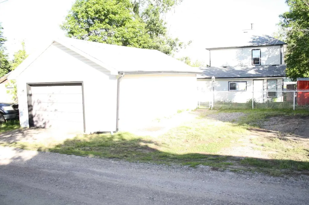 2114 22 Street Nanton AB T0L 1R0