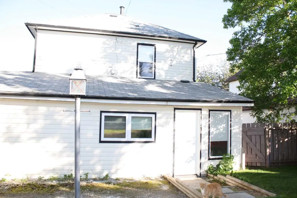 2114 22 Street Nanton AB T0L 1R0