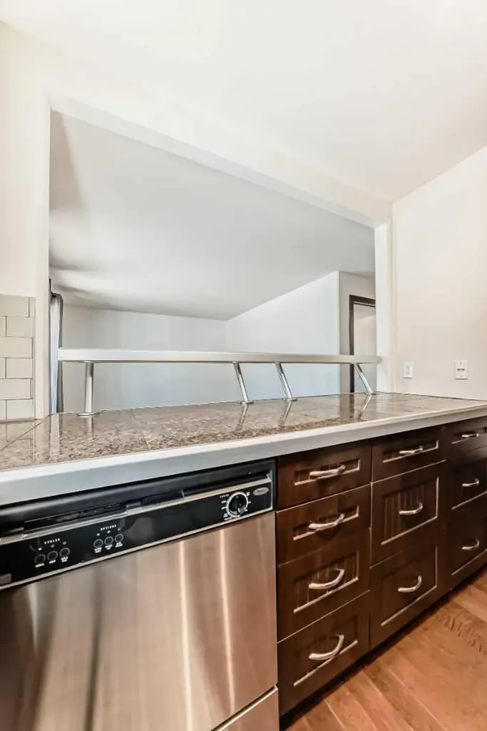 2417 17 Street SW Calgary AB T2T 4M9