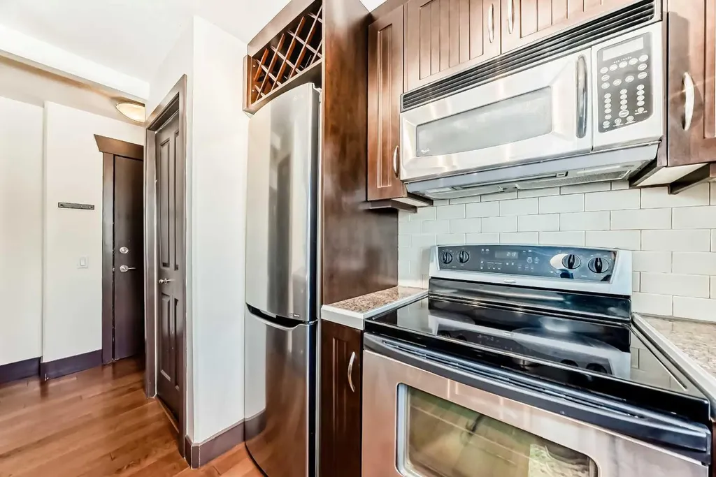 2417 17 Street SW Calgary AB T2T 4M9