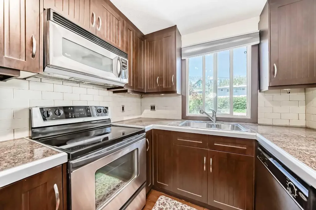 2417 17 Street SW Calgary AB T2T 4M9